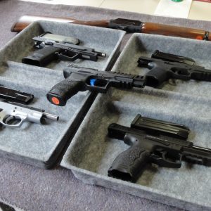 Waffen auf dem Tisch
